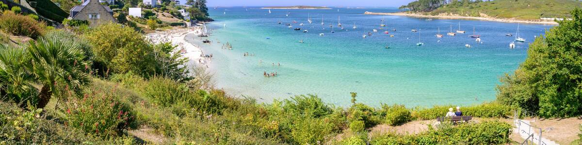 Photo panoramique de la Plage de Béniguet à côté de l'Aber Benoît à marée haute durant une journée estivale - Saint-Pabu (Finistère) en Bretagne