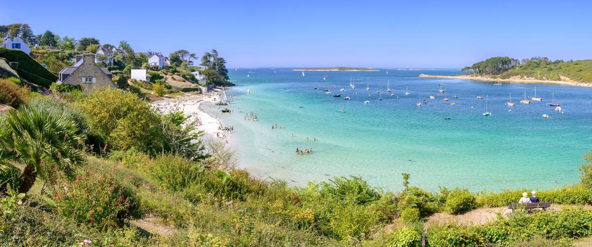 Photo panoramique de la Plage de Béniguet à côté de l'Aber Benoît à marée haute durant une journée estivale - Saint-Pabu (Finistère) en Bretagne
