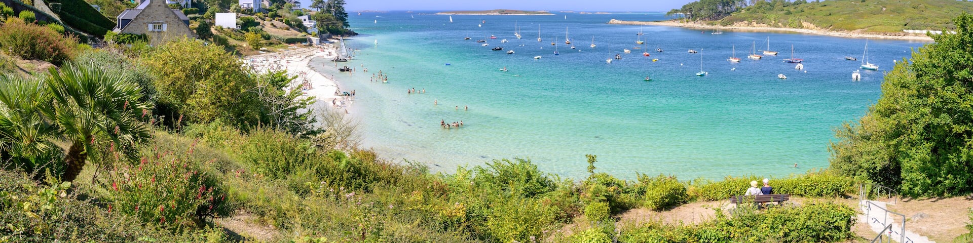 Photo panoramique de la Plage de Béniguet à côté de l'Aber Benoît à marée haute durant une journée estivale - Saint-Pabu (Finistère) en Bretagne