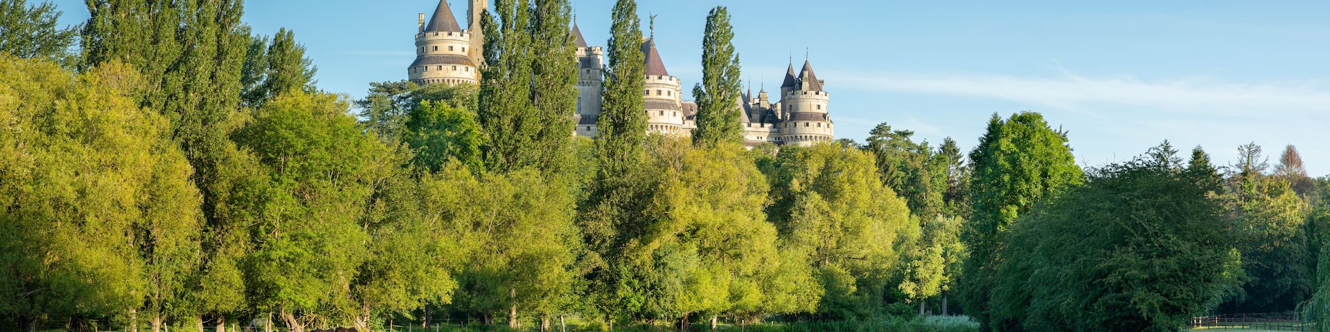 Le Château de Pierrefonds au lever du soleil , France.