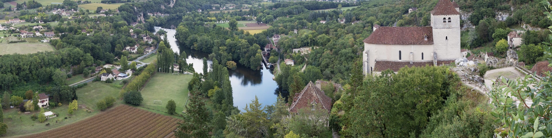 Sur le chemin de Compostelle, la vallée du Célé, panoramique vu du village de Saint-Cirq-Lapopie.