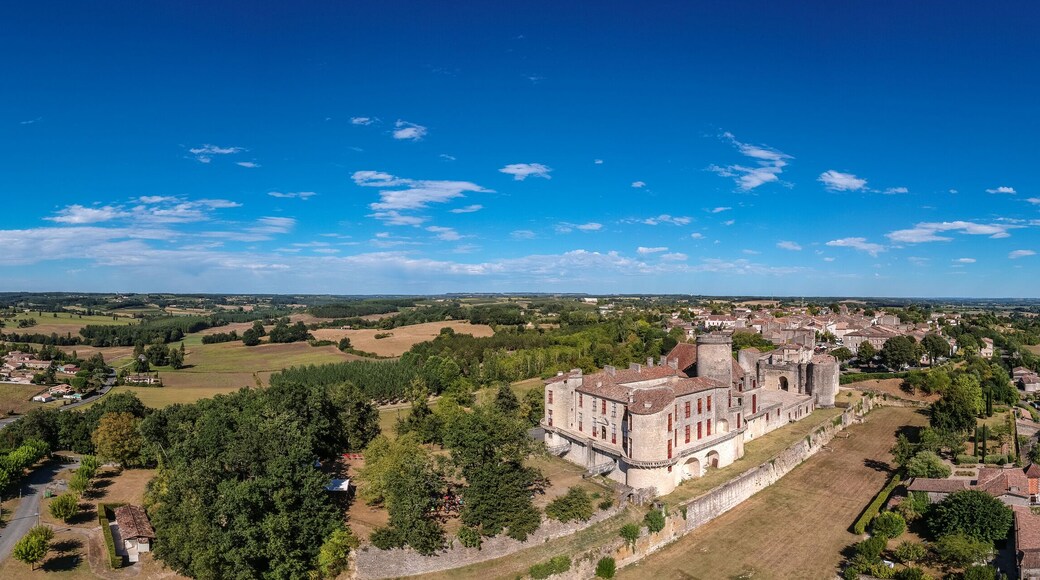 Duras (Lot et Garonne, France) - Vue aérienne panoramique du château des Ducs de Duras