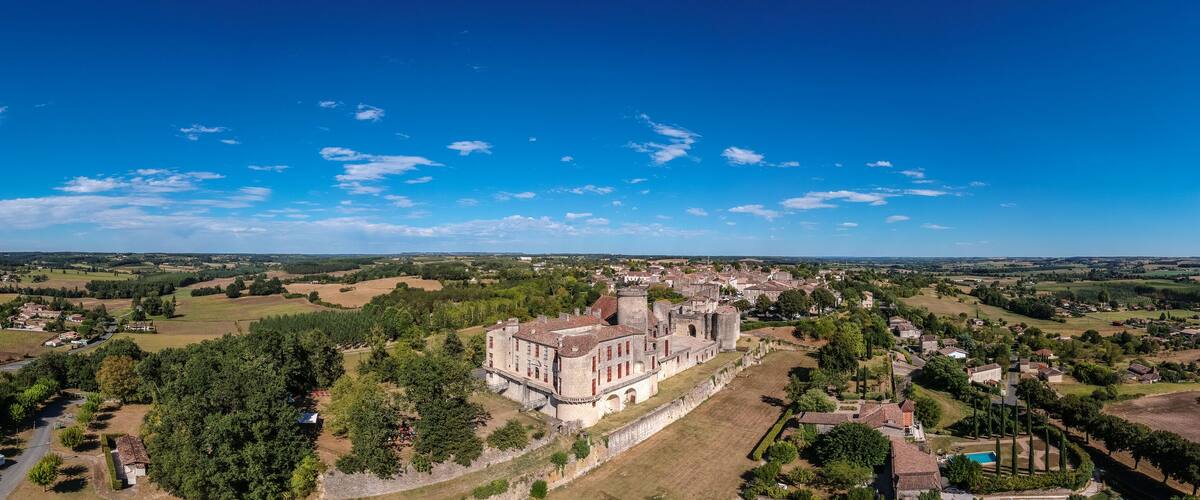 Duras (Lot et Garonne, France) - Vue aérienne panoramique du château des Ducs de Duras