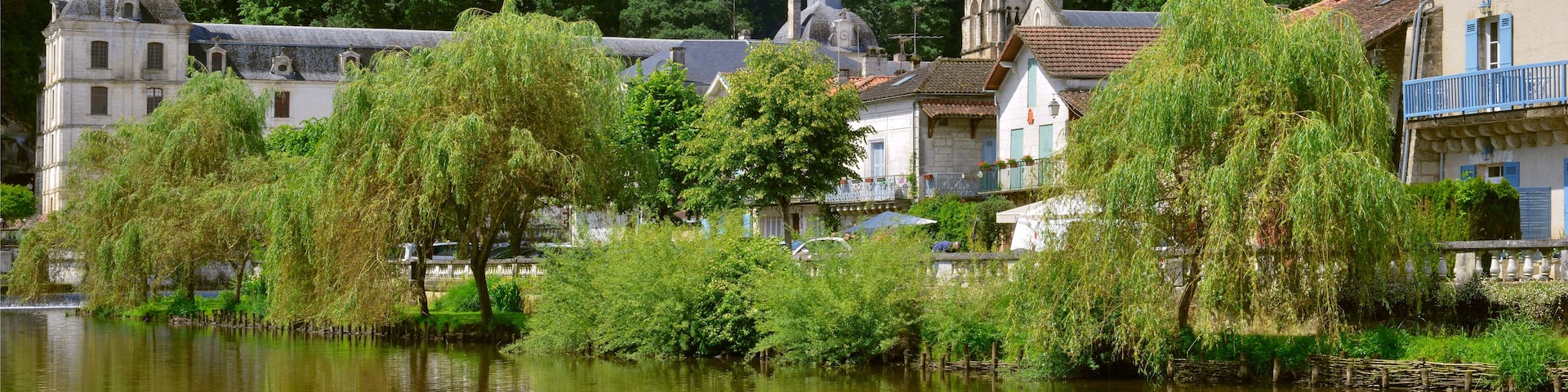 Panoramique au bord de la Dronne (Drône) à l'abbaye de Brantôme (24310), département de la Dordogne en région Nouvelle-Aquitaine, France