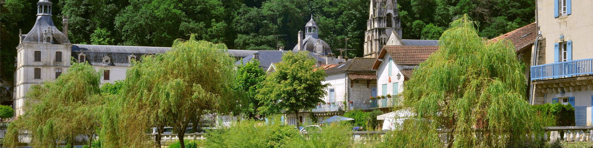 Panoramique au bord de la Dronne (DrÎne) à l'abbaye de BrantÎme (24310), département de la Dordogne en région Nouvelle-Aquitaine, France
