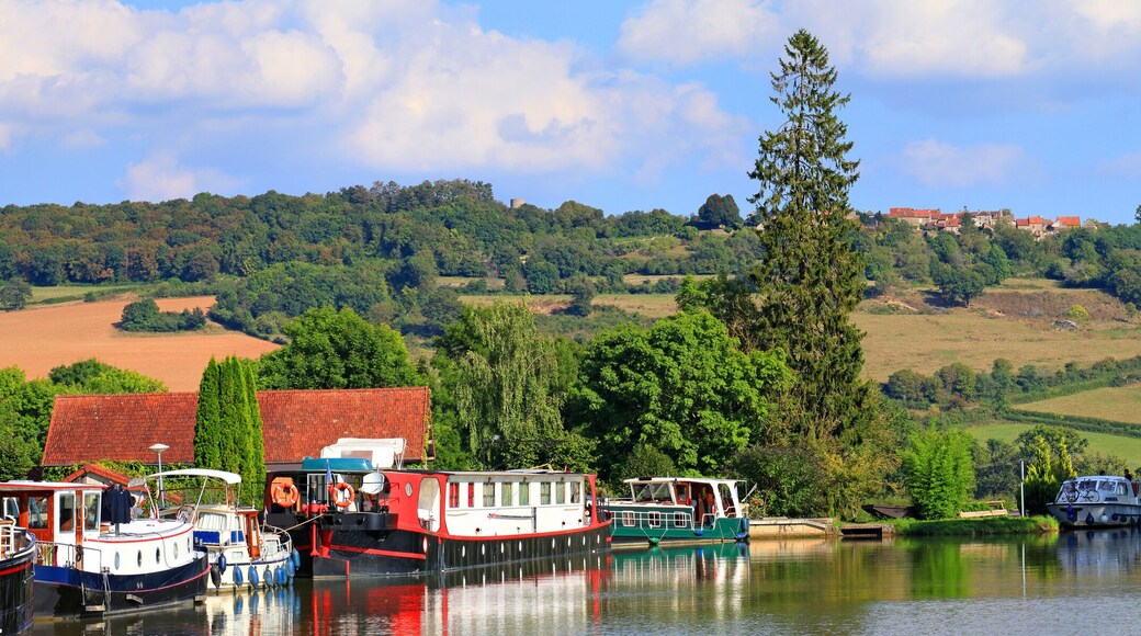 Le canal de Bourgogne à vandenesse-en-auxois, vue sur châteauneuf