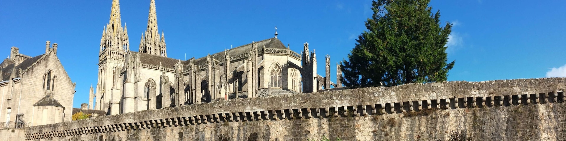 Cathédrale Saint-Corentin et les remparts de l’Évêché sur Quimper en Bretagne Cornouailles Finistère France