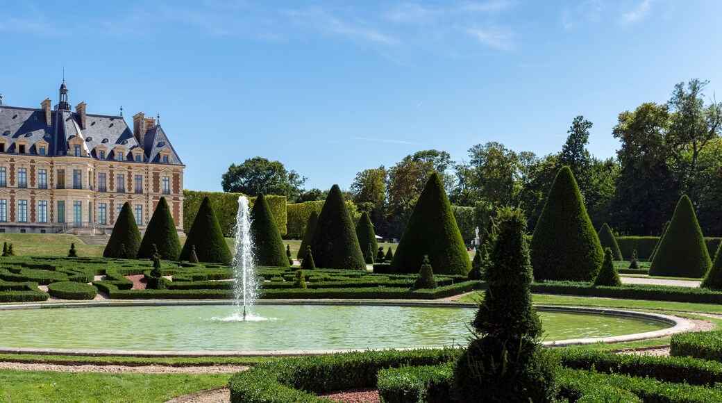 Panoramic view of Parc and chateau de Sceaux with a fountain in foreground - Hauts-de-Seine, France.