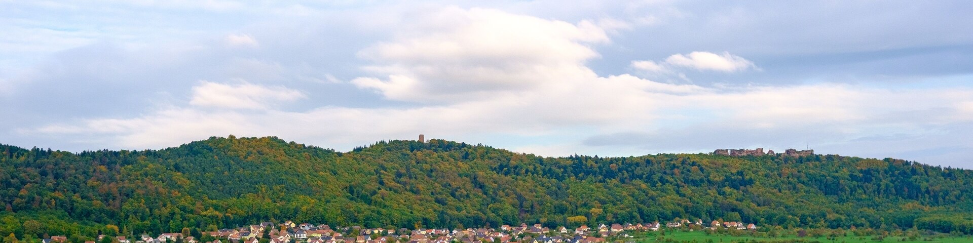Paysage rural, village au pied d'une montagne (Alsace, France)