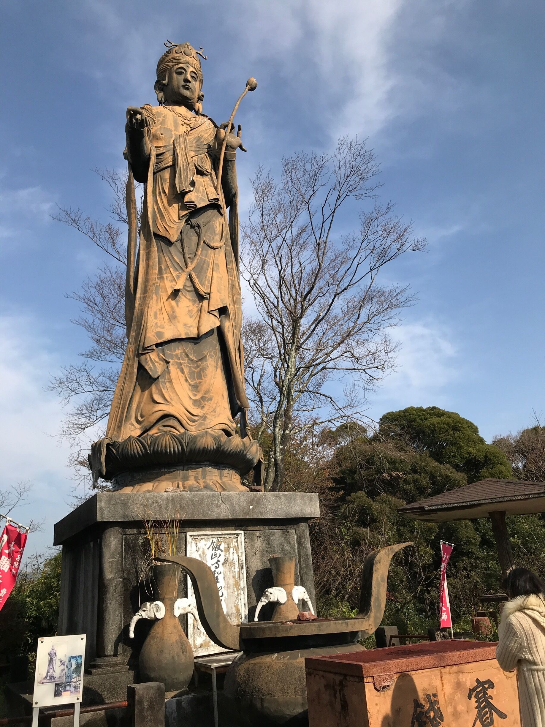 舘山寺の大観音。
安倍首相に似てると話題に。