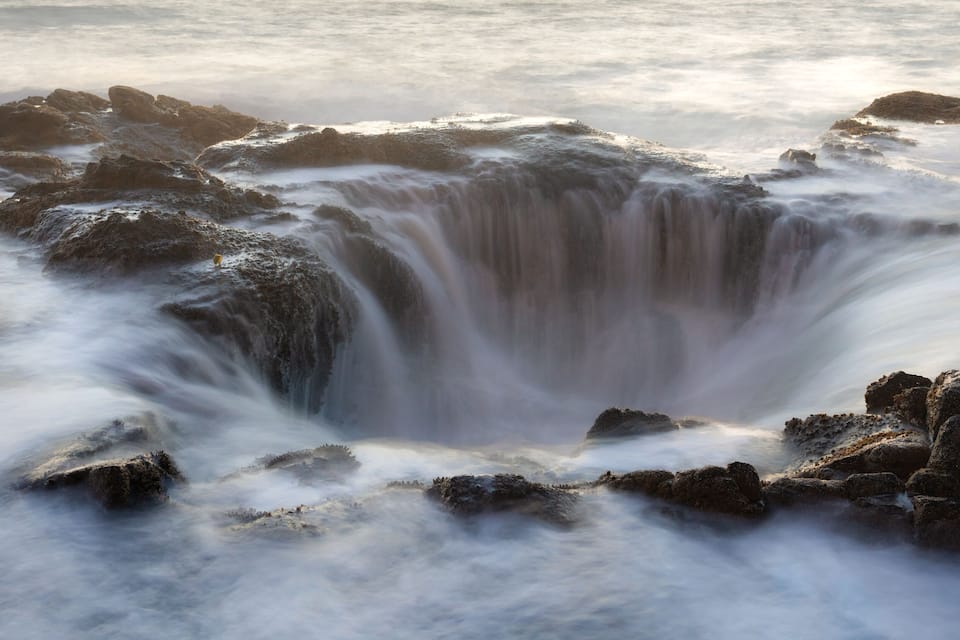 Una cascada rodeada de terreno rocoso.