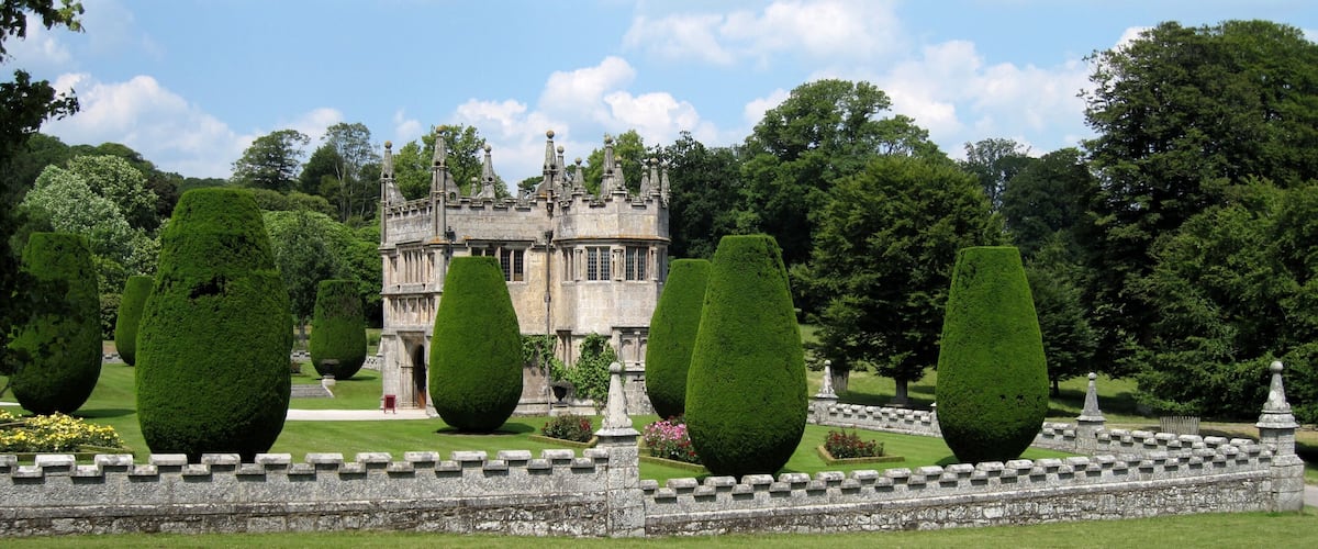 Torhaus im Park von Lanhydrock, einem Herrenhaus nahe Bodmin in Cornwall, England