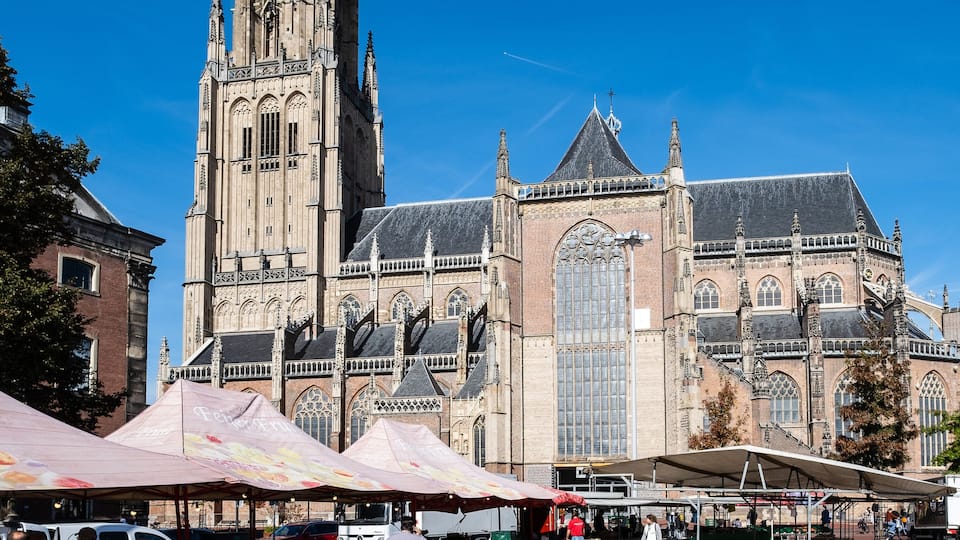 Markt vor der Eusebiuskirche in Arnheim, Niederlande
