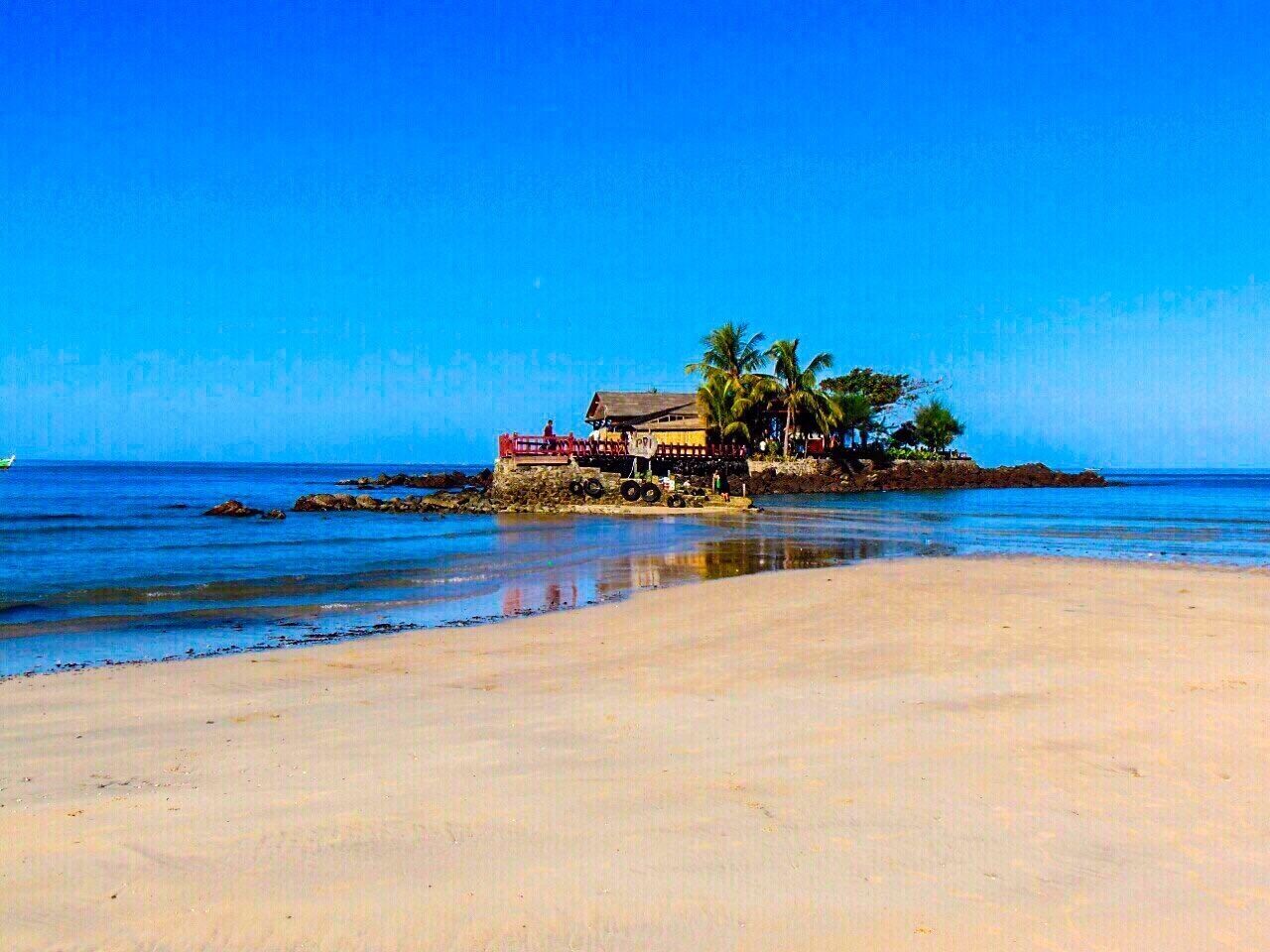 The island as the restaurant place with blue sea , the views have the Satisfy from my travel . 