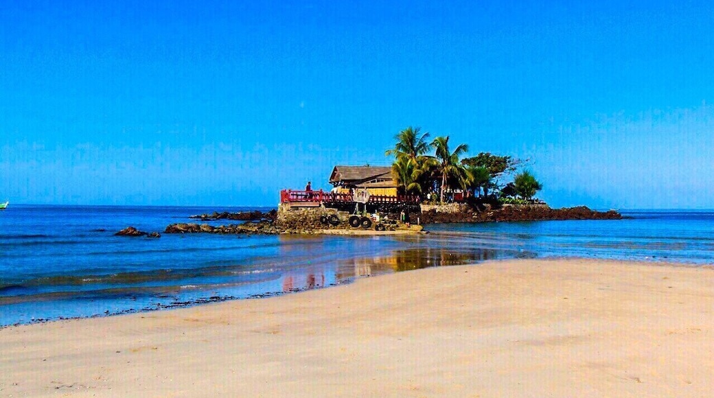 The island as the restaurant place with blue sea , the views have the Satisfy from my travel .