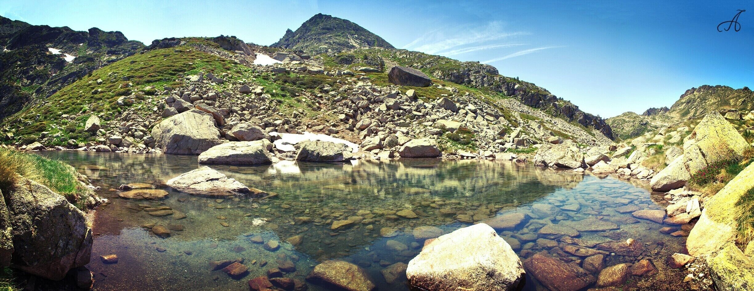 Juclar, the biggest lake in Andorra with a crystalclear water. You can find there snow and many flowers at the same time (at least in July).