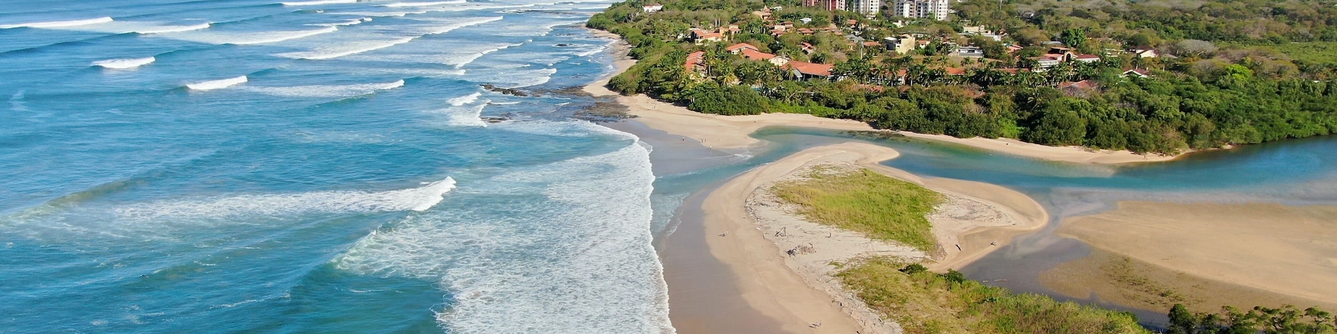 Vista aérea de playa Langosta, Costa Rica