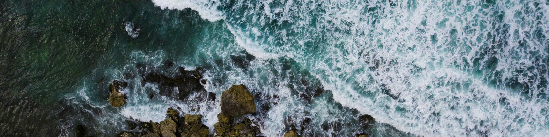 Una costa rocosa con olas rompiendo contra la orilla.