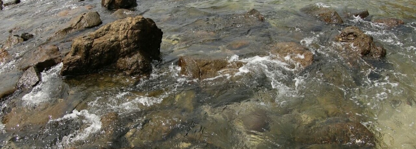 Hidden beach, clear water and silent surrounding area.. nice dor camp #art #beach
