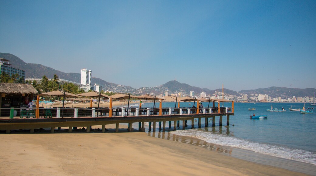 muelle de playa la hamaca en Acapulco