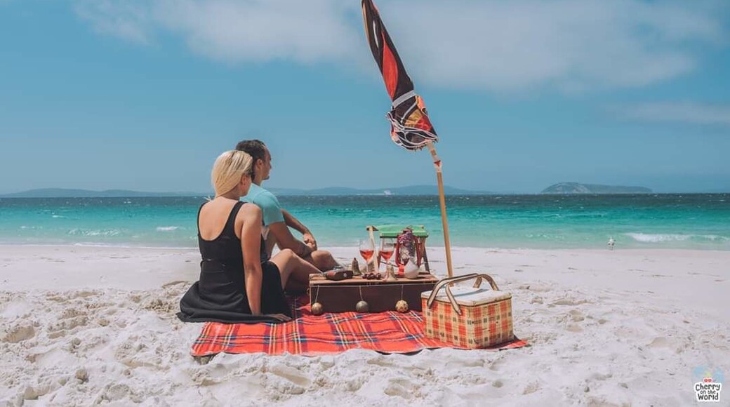 🇷🇴 Acesta este primul Crăciun în care suntem departe de familie și prieteni și sincer, e destul de greu să simțim spiritul Crăciunului fără ei și cu temperaturi de peste 30 grade. 😅
Tot ce ne dorim de acest Crăciun 🎄 este ca familiile noastre și prietenii să fie sănătoși și fericiți! Suntem extrem de recunoscători și bucuroși că ne trăim visul de a călători prin lume mai bine de 10 luni! Nu ne puteam dori mai mult! ❤️
Sărbători fericite tuturor! Nu uitați, visele pot deveni realitate dacă crezi în ele! 😍
🇬🇧 This is the first Christmas away from our families and friends and honestly is very hard to feel the Christmas spirit without them and with temperatures above 30 degrees. 😅
All we want for Christmas 🎄 this year is that our family and friends to be healthy and happy! We are extremely grateful and content that we had the possibility to live our dream by travelling the world and doing what we love for more than 10 months now! We couldn't wish for more! ❤️
Happy Christmas everybody! Don't forget, dreams do really come true if you truly believe in them! 😍
#cherryontheworld #australia #albany #christmas #travelling #travello #beach #picnic #travelblogger #photography #travelphotography #ocean #food