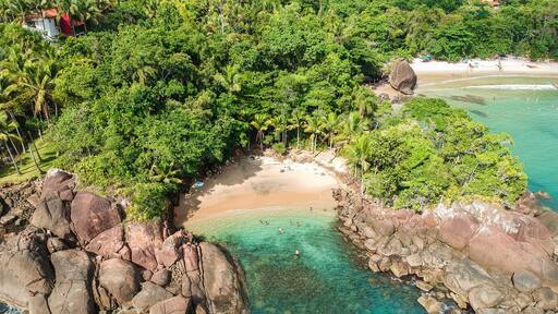 Vista aérea da Praia do Português em Ubatuba Brasil