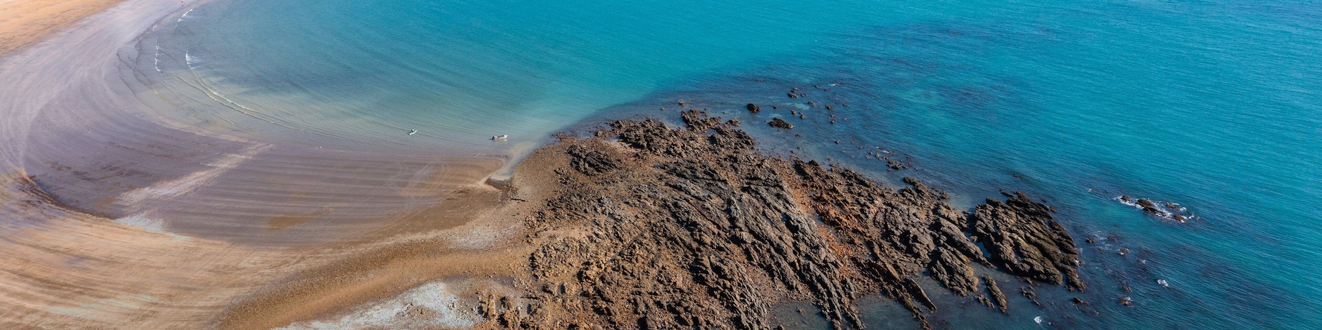 Emu Park Main Beach which includes rugged coastline, general coastal views and landscape views