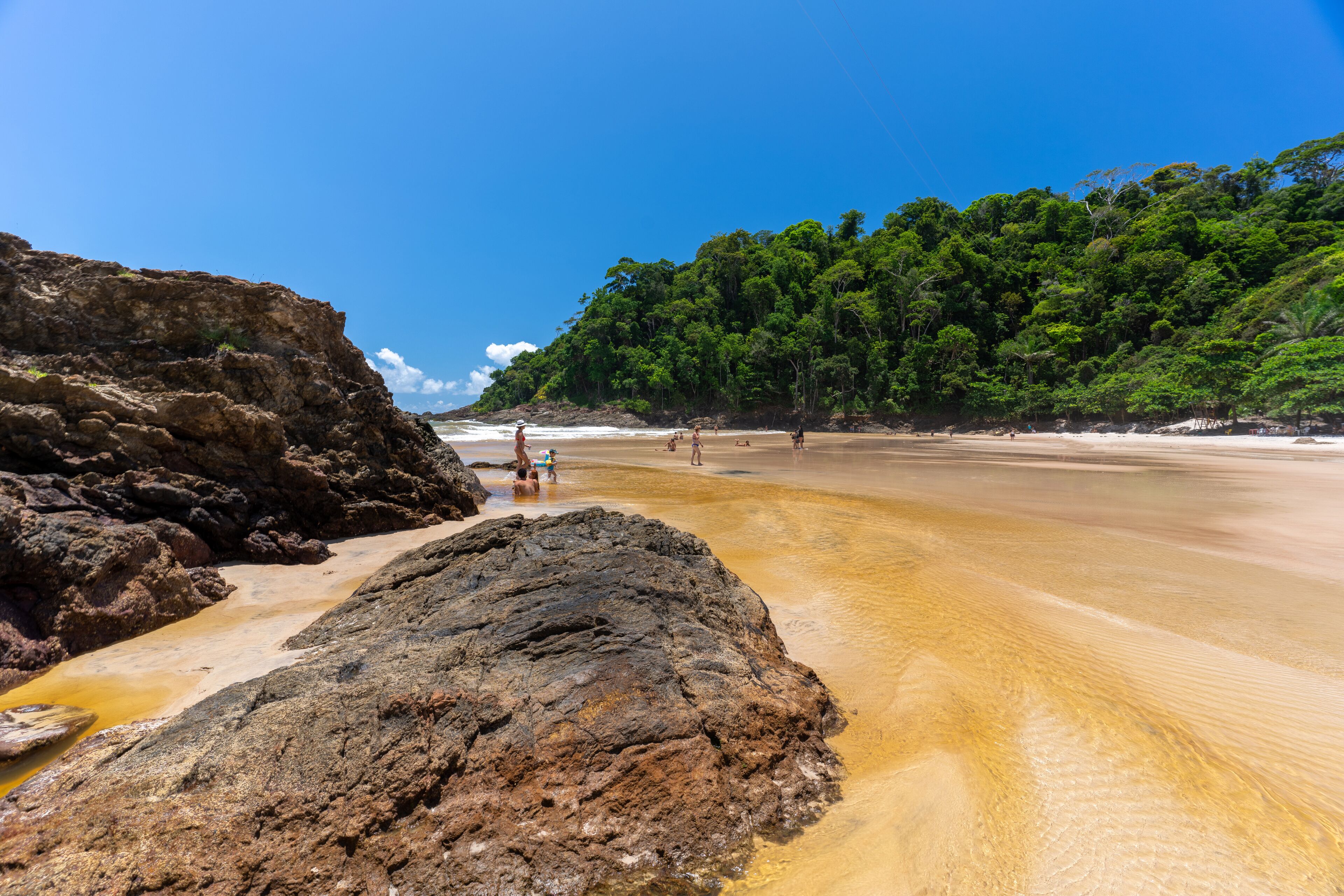 Fotografia terrestre e aérea da Praia da Ribeira, também conhecida com praia da Penha e é uma praia da cidade de Salvador. Bahia.