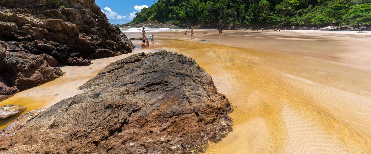 Fotografia terrestre e aérea da Praia da Ribeira, também conhecida com praia da Penha e é uma praia da cidade de Salvador. Bahia.