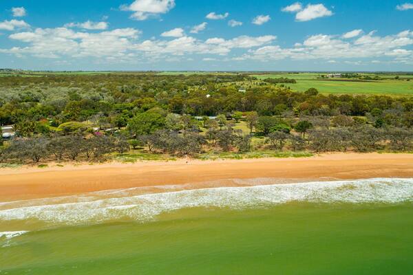 Mon Repos Beach showing general coastal views, landscape views and a beach
