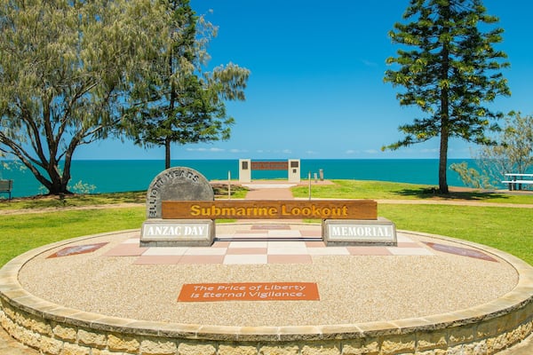 Un monument commémoratif avec une plaque portant l’inscription « Mémorial du poste d’observation des sous-marins, Journée ANZAC » et la citation : « Le prix de la liberté est une vigilance éternelle. »