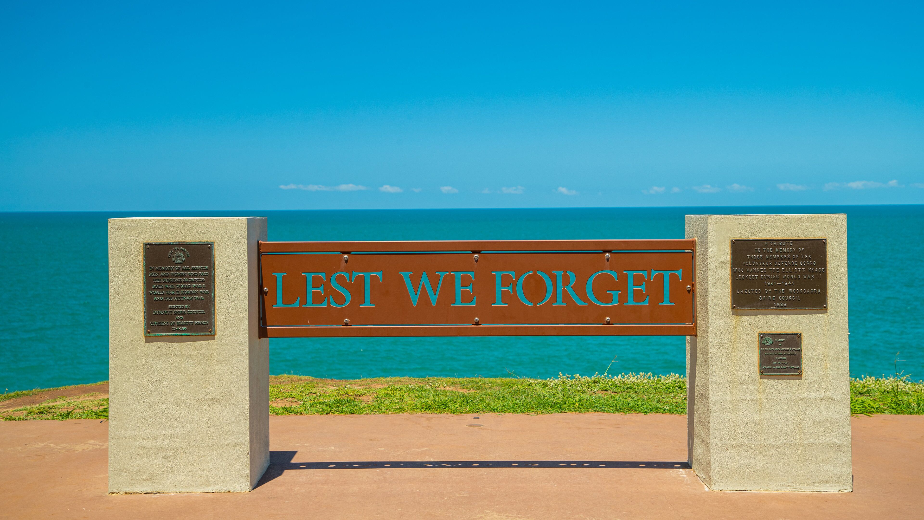 Elliot Heads Beach featuring general coastal views and signage