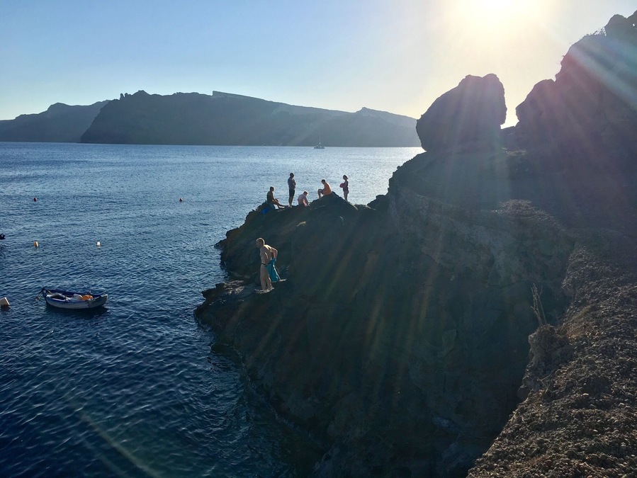 At the tip of Oia, there's a spot down where a lot of locals and Travelers alike flock to have a go at cliff jumping. It was introduced in the Movie "Sisterhood of the Travelling Pants" where Blake Lively, Alexis Bledel jumped from a cliff. 😀
#beachbound