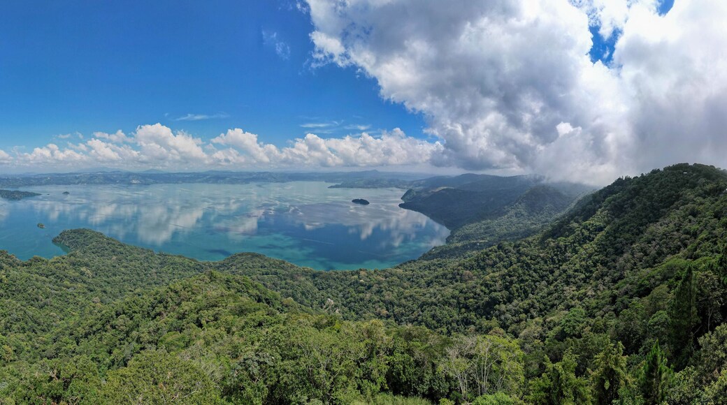 Lago de Ilopango, es un lago de origen volcánico en El Salvador, fotografía aérea panorámica con Drone DJI Air2S tomada desde el kiosco san francisco.