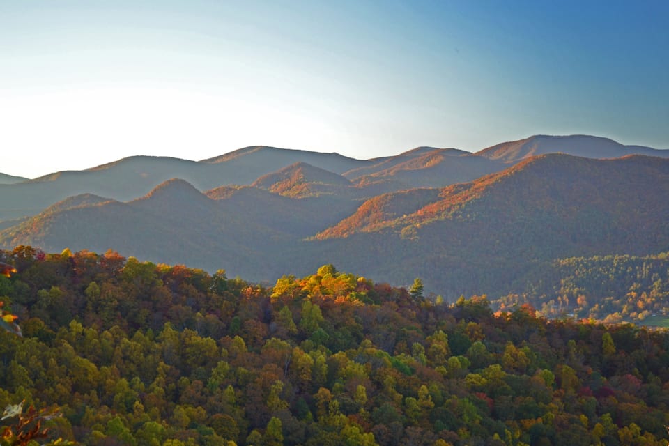 Paisagem montanhosa com folhagem outonal.