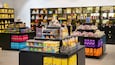 Een chocoladewinkel met diverse chocoladeproducten op planken en toonbanken.