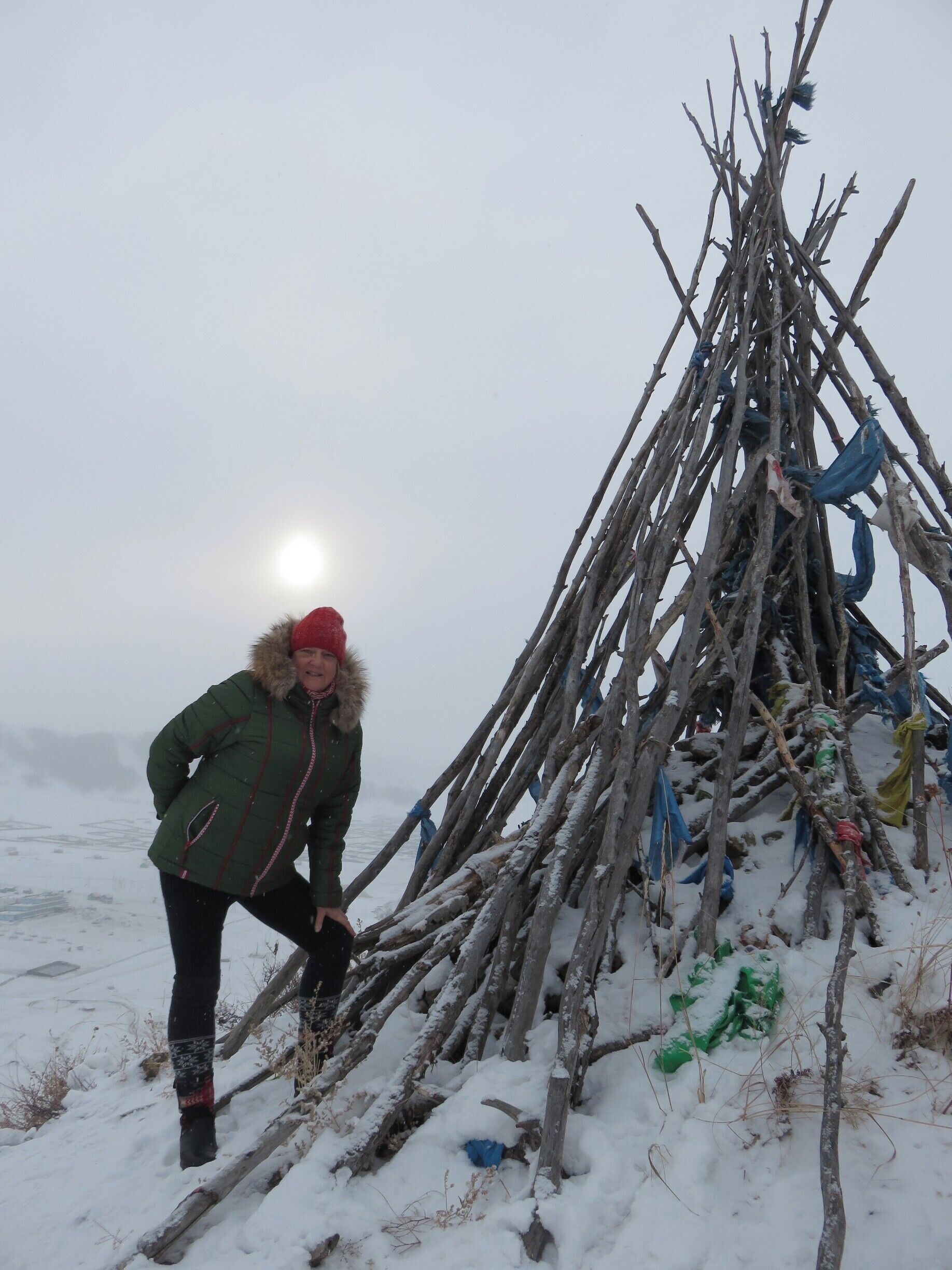 We stayed at a Railway Workers hotel and camping grounds - very basic and very soviet-like. This ovoo is at the top of the range behind the hotel complex, a slippery and cold walk in the depths of winter. You need to walk three times around the ovoo. The silk ribbons you see are for the sky and the earth. #snow