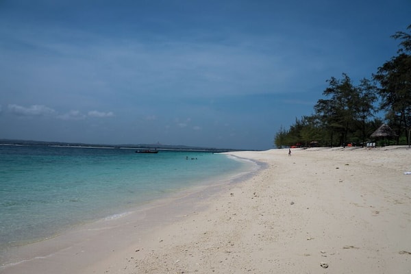 Visiting the beautiful paradise of Mbudya Island... one of the four Marine Reserves in Dar es Salaam.