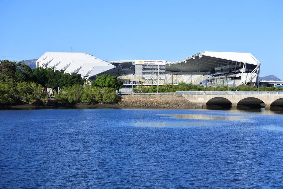 Un stade doté d’un toit blanc et d’une enseigne indiquant : « Queensland Country Bank Stadium ».