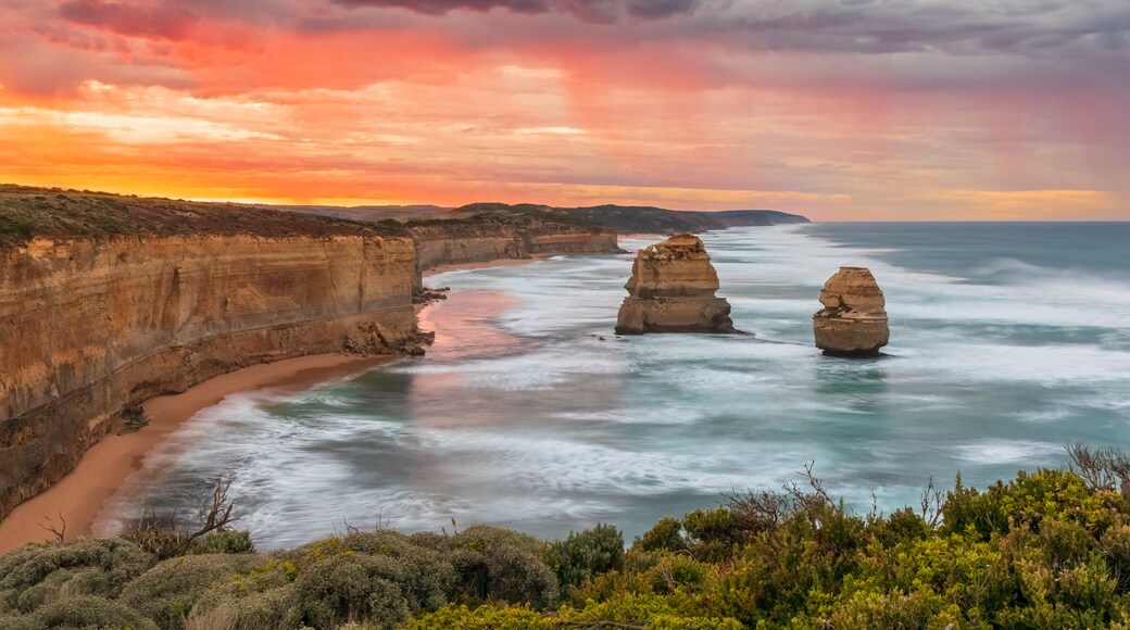 Australia, Victoria, Long exposure of Twelve Apostles and Gibson Steps in Port Campbell National Park at cloudy dawn