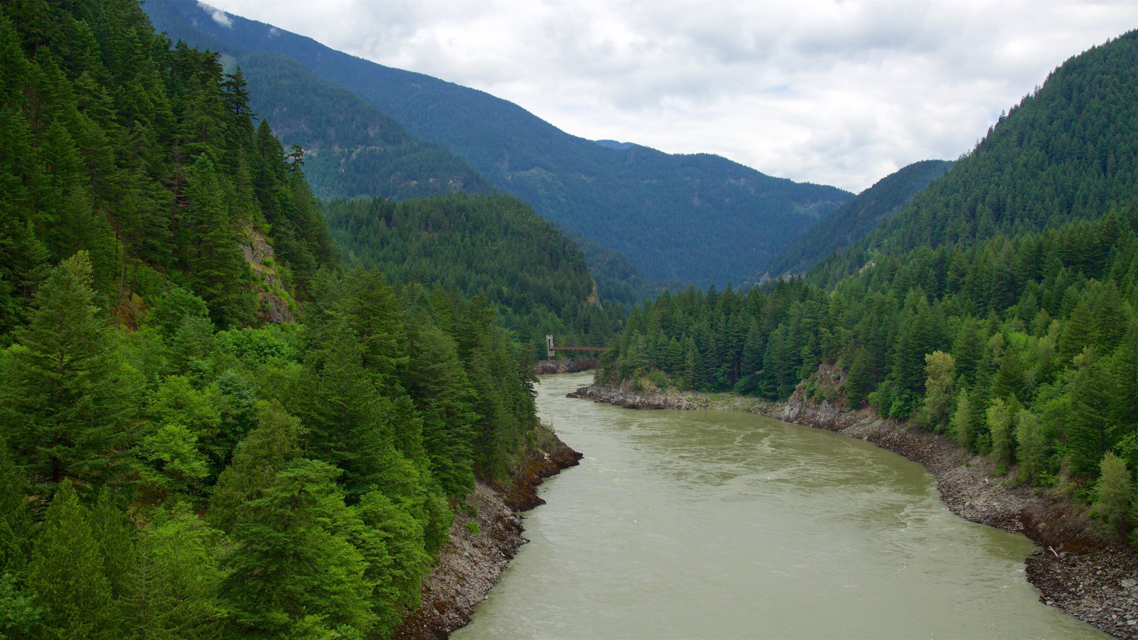 Hope som omfatter fredfyldte omgivelser og en flod eller et vandløb