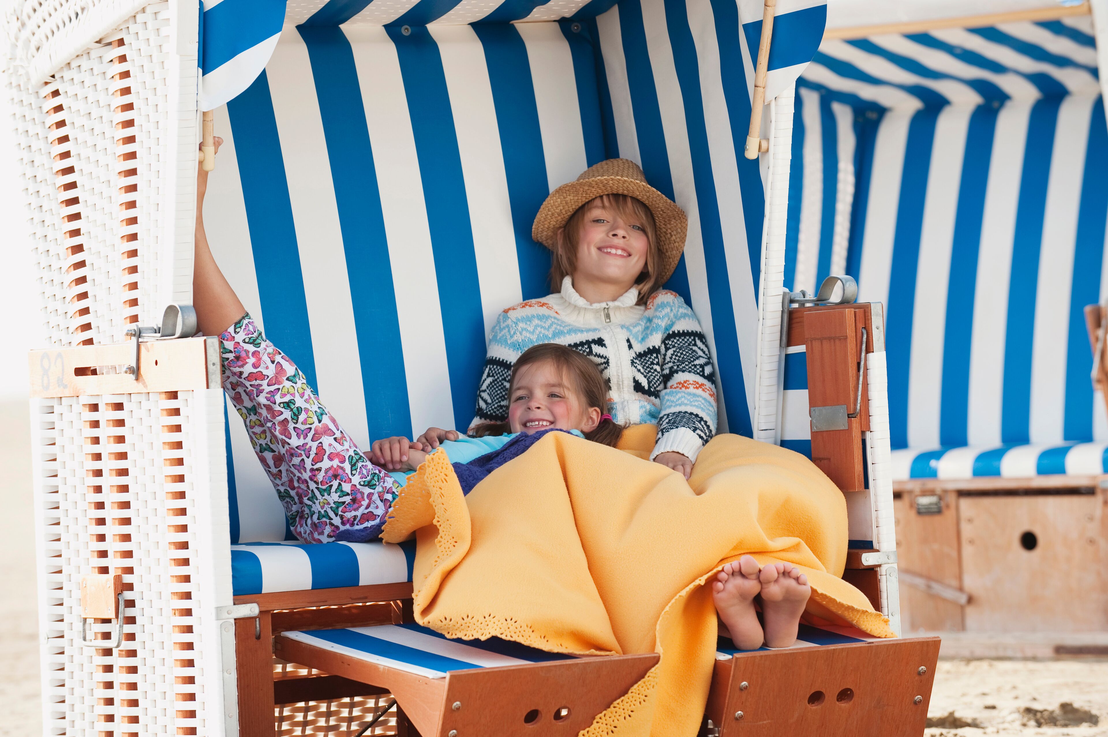 Deutschland,St.Peter- Ording,Nordsee,Kinder ( 6-9) ruht auf Strandkorb