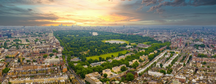 Un paisaje urbano con un parque grande y un estadio.