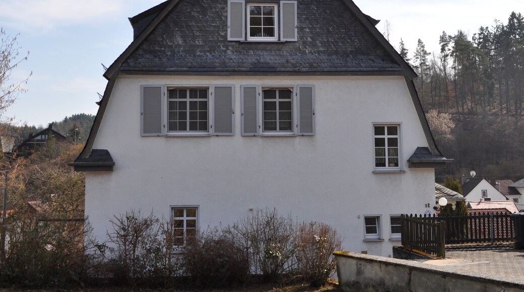 Denkmalgeschützte Alte Schule, heute Pfarrhaus in Oberauroff