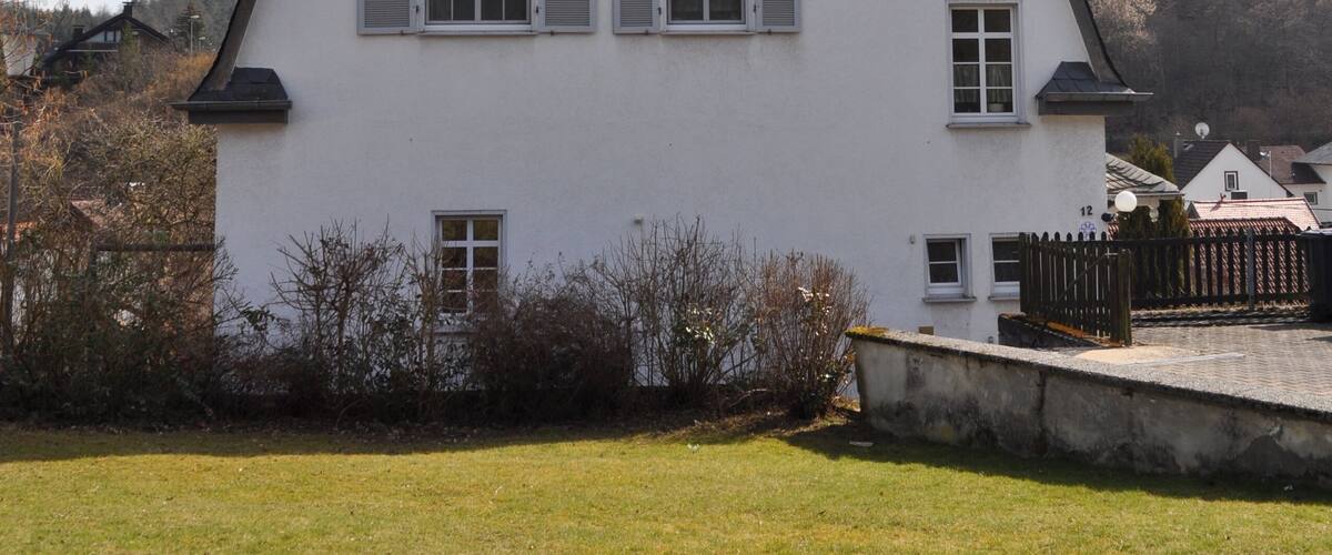 Denkmalgeschützte Alte Schule, heute Pfarrhaus in Oberauroff
