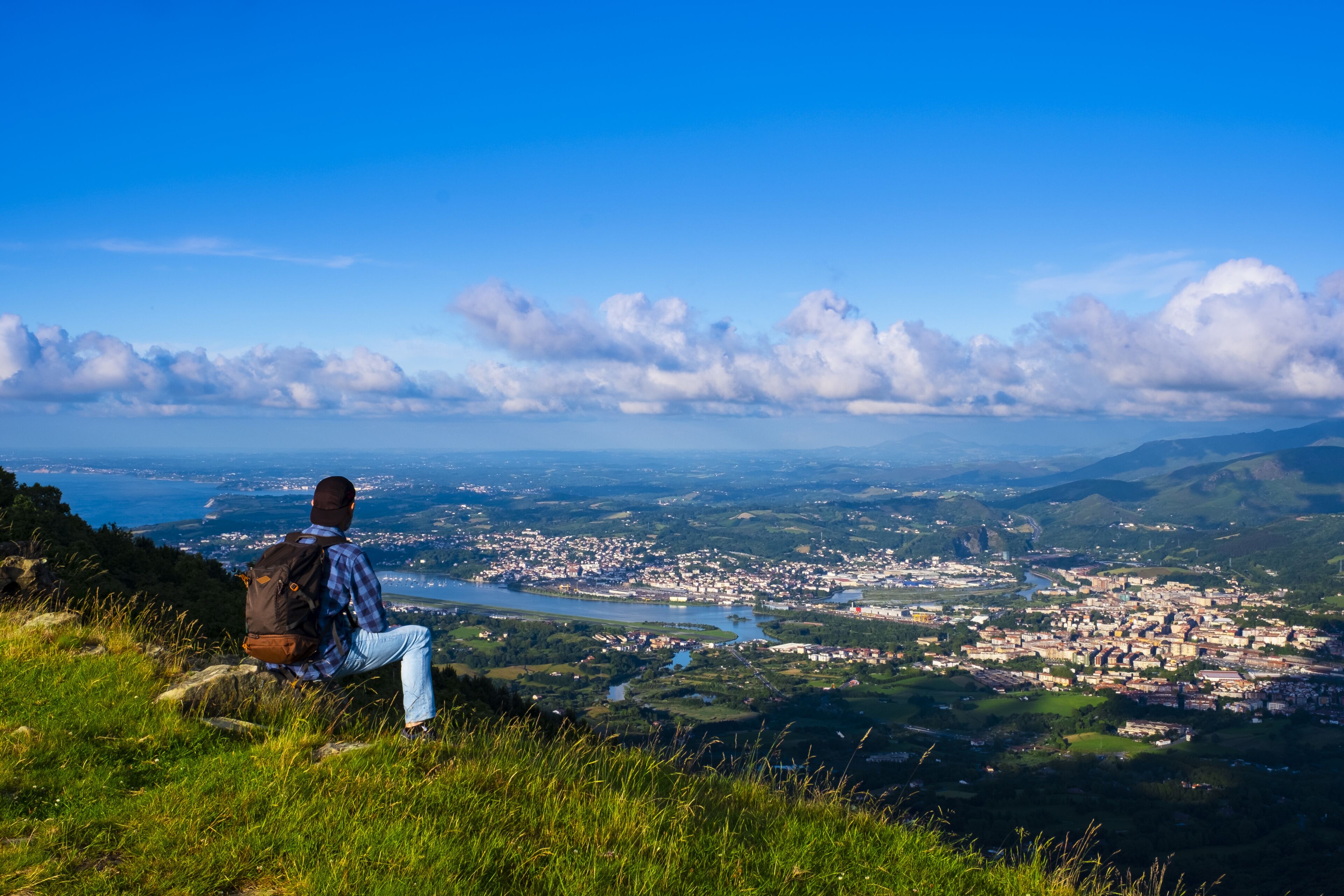 Tourist with backpack travels to the city