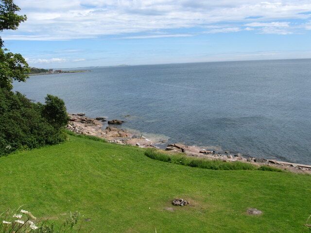 Looking towards the foreshore below Macduff's Castle
