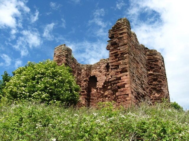 Macduff's Castle, former seat of the Earls of Fife. For full description see 475604