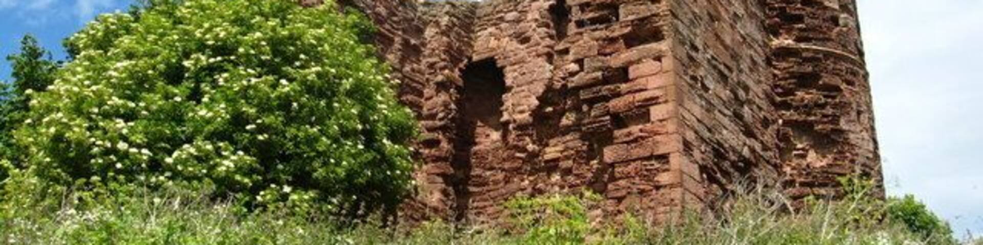 Macduff's Castle, former seat of the Earls of Fife. For full description see 475604