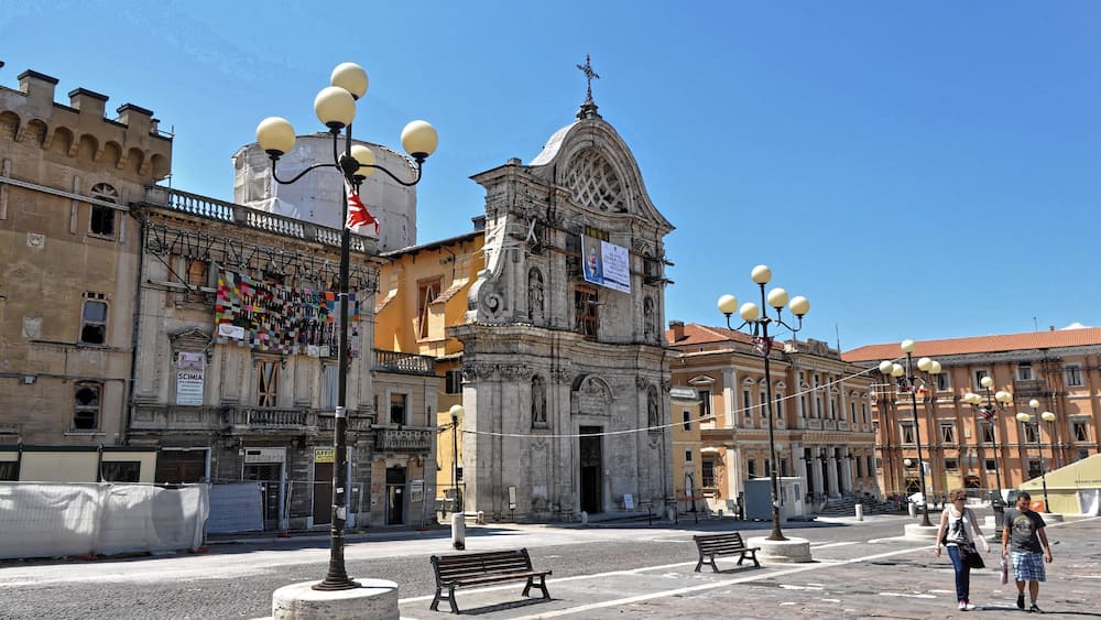 L’Aquila 2013 Dieses Foto entstand in Zusammenarbeit mit Stadtbesichtigungen.de Die Seiten Stadtbesichtigungen.de, der dazugehörige Reise Blog sowie die Facebookseite: Stadtbesichtigungen Rom dürfen dieses Bild für Ihre Veröffentlichungen ohne den Hinweis auf Wikipedia, Commons bzw der Lizenz verwenden. Die Verantwortlichen habe von mir (Ra Boe) die Originaldaten zur freien Verfügung übermittelt bekommen.
